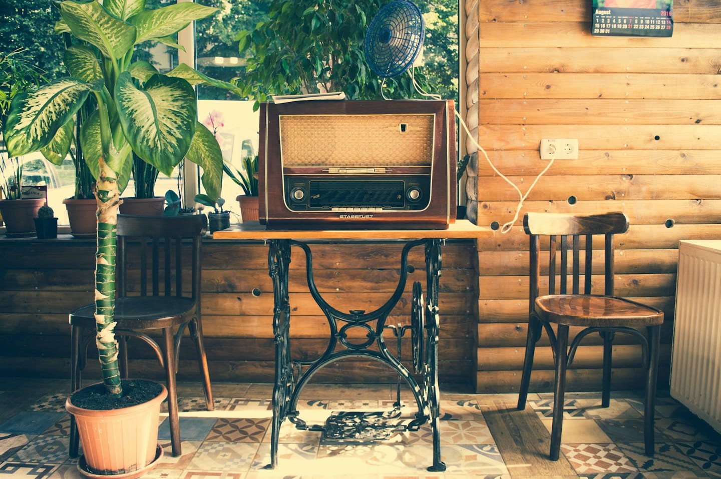 Radio antigua sobre la base de una mesa de costura antigua.