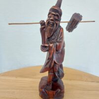 Figura asiática esculpida en madera