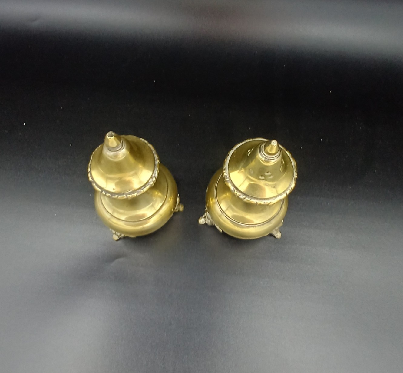 Conjunto de salero y pimentero de bronce - Imagen 2