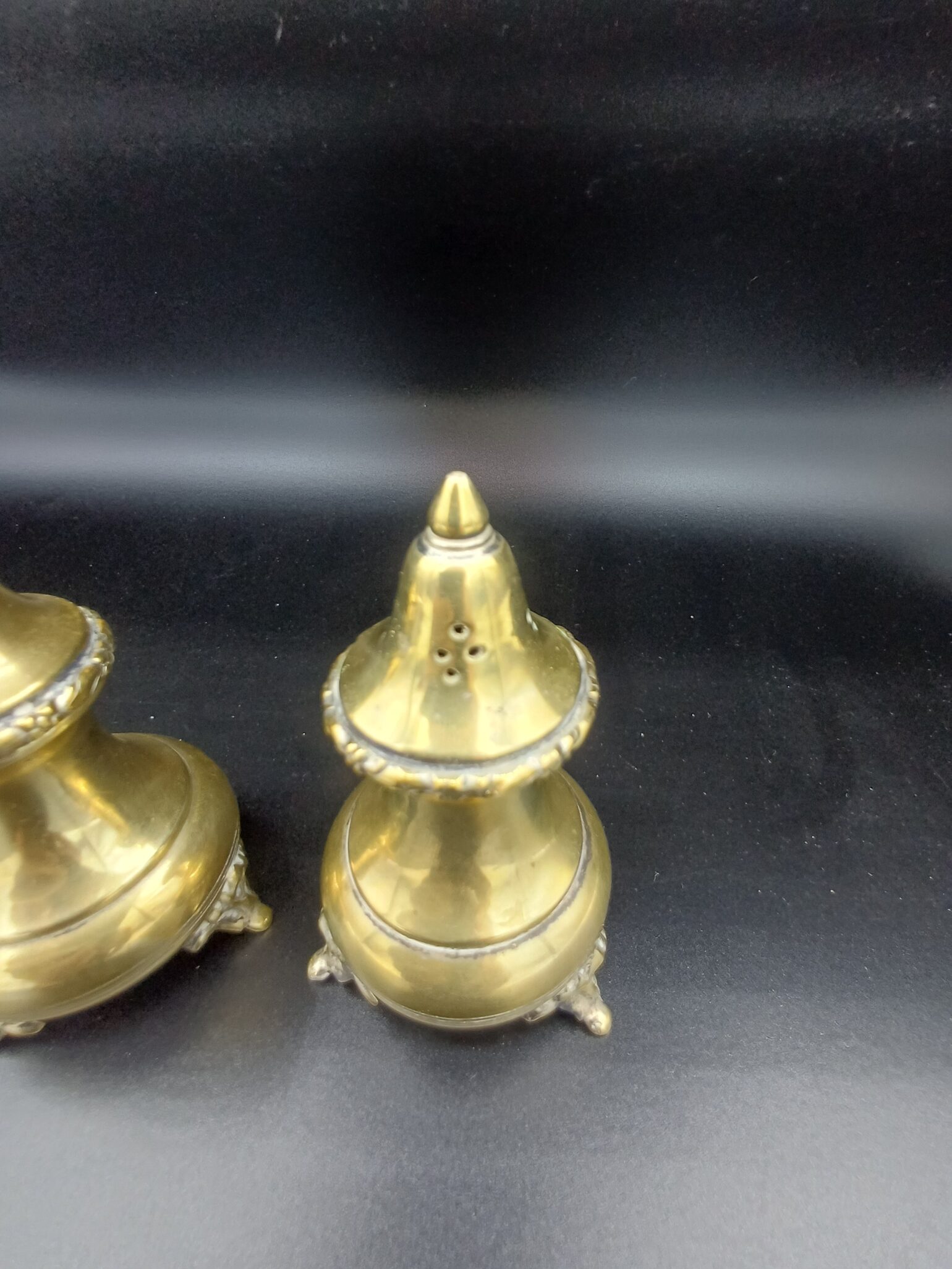 Conjunto de salero y pimentero de bronce - Imagen 3